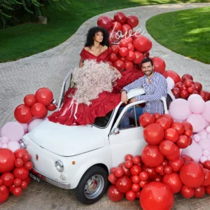 Romantic car balloon decoration with red and pink balloons, perfect for Valentine’s Day proposals or wedding celebrations