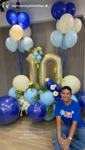 G-Lives balloon artist Lia Leottau presenting a powder blue balloon bouquet with florals and creative decorative details