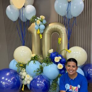 Floral balloon decor ideas with Gemar balloons in Powder Blue, Butter, Baby Blue, and Blue tones from G-Lives episode with Lia Leottau